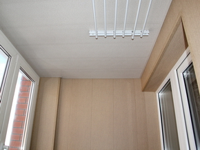 Потолок теплого балкона с сушилкой для белья